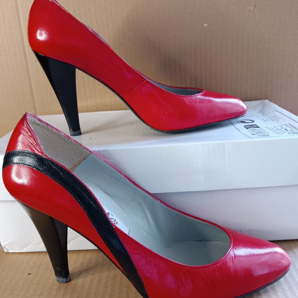 Van Eli beautiful red shoe